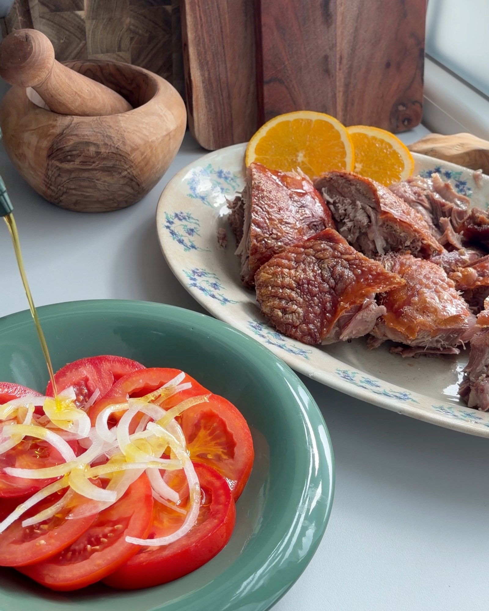 O peru cortado numa travessa, ao lado de uma salada de tomate e cebola