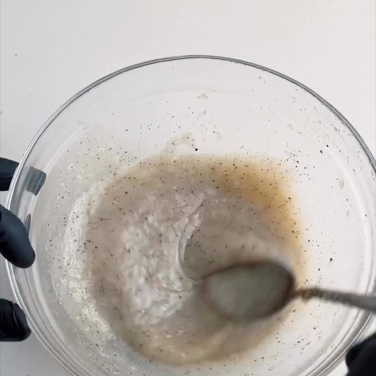 O molho triturado numa taça de vidro, com a pimenta à vista